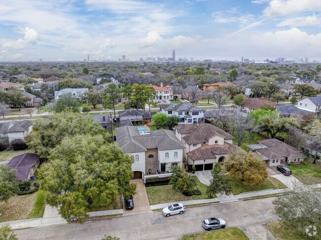 Custom swimming pool and backyard in Bellaire TX